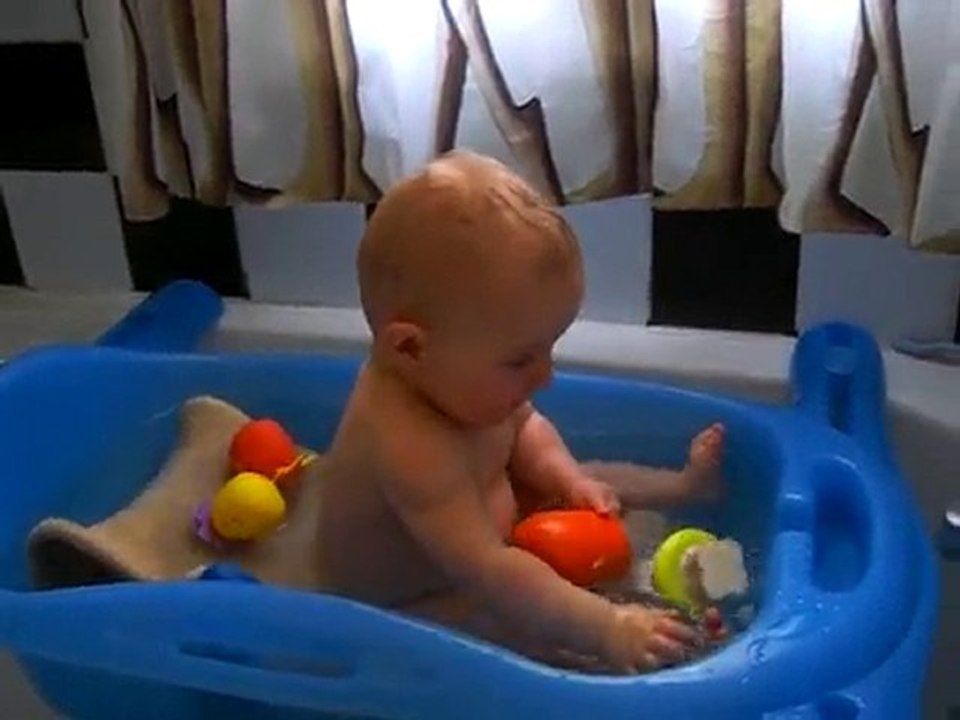 choupette au bain assise