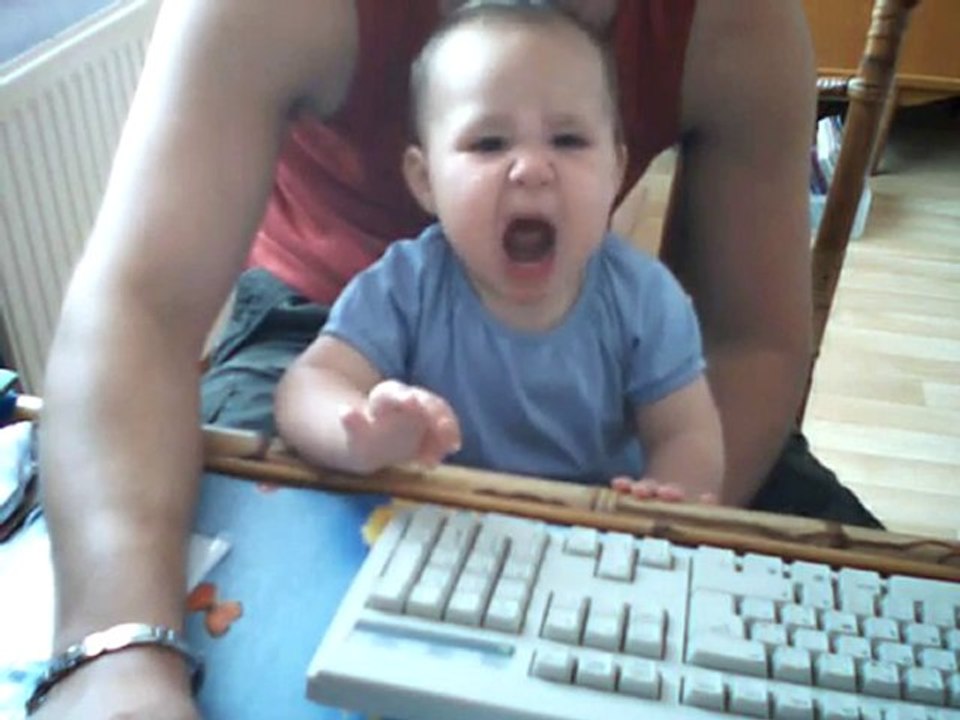 Ma fille devant le PC.....