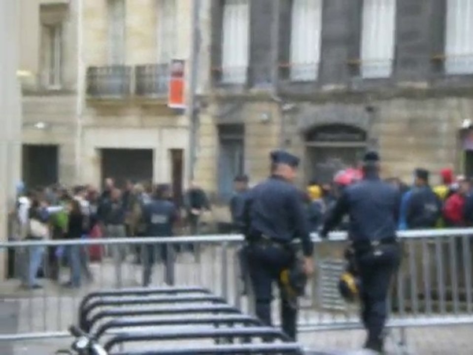 Manif totalitaire contre la conférence sur la Décroissance