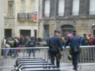 Manif totalitaire contre la conférence sur la Décroissance