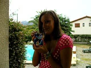 helo qui mange de la boite pour chat