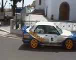 Voiture de rally sur deux roues