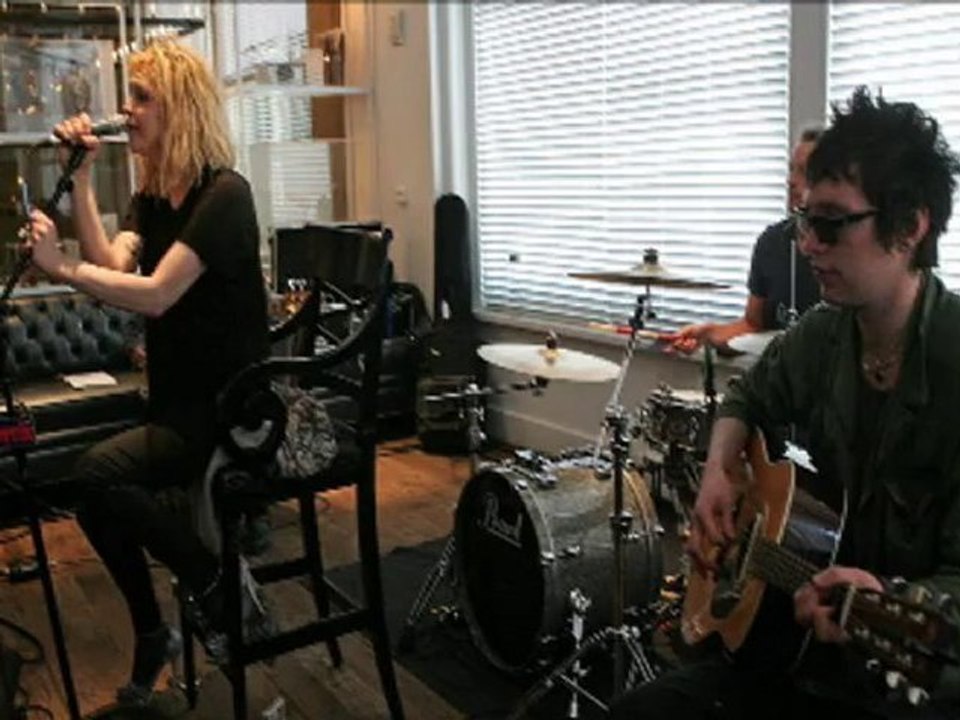 Hole - Boys On The Radio (Ames Hotel, Boston)