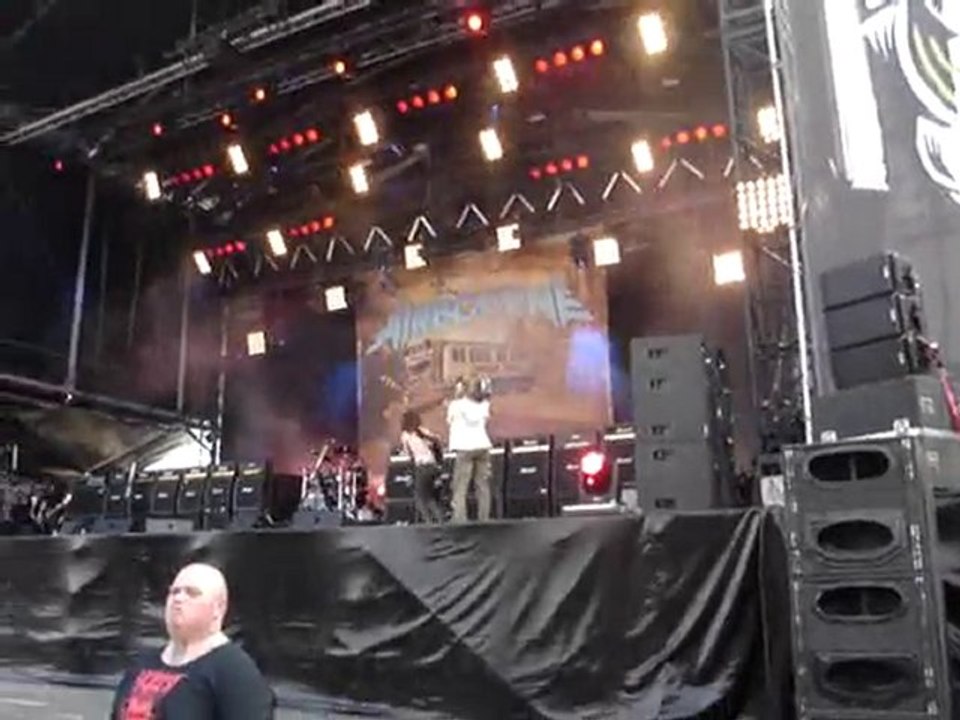 Hellfest 2010 - Airbourne - Escalade de la structure et solo