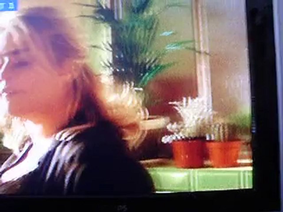 "On n'a pas le choix alors, hmm, hm, hm hm, merci."