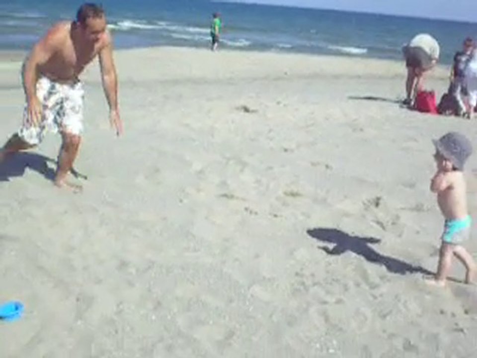 Bagarre dans le sable avec papa