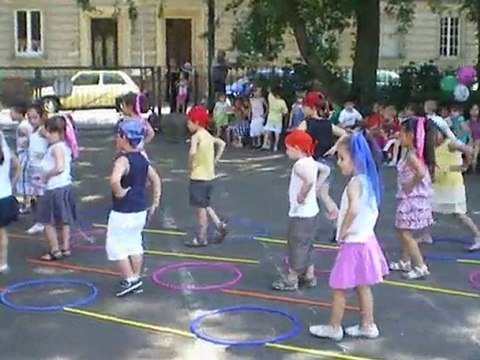 Aydan danse à la kermesse de l'école