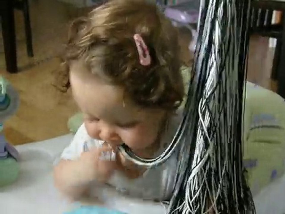 Notre choupinette mangeuse de rideau !!