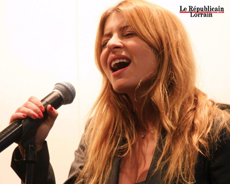 Julie Zenatti joue les divas