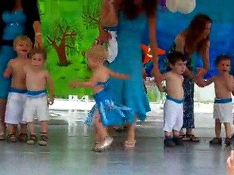 Spectacle fin d'année crèche nina partie 2