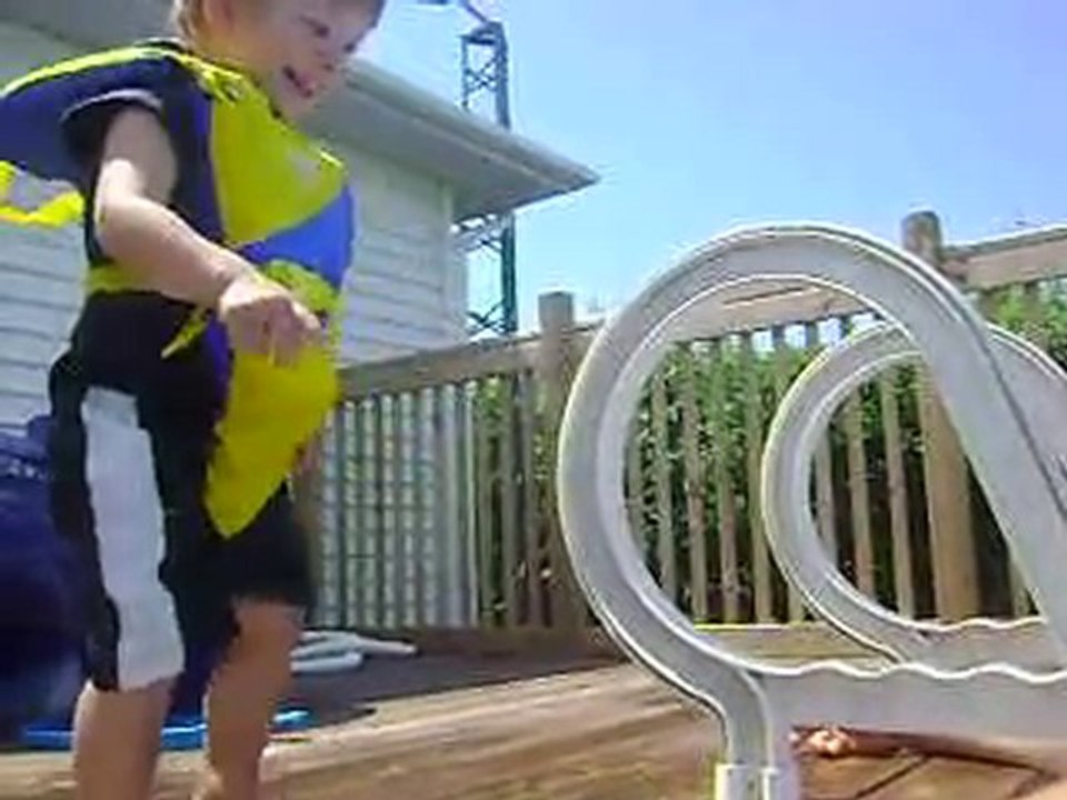 vidéo de nathan qui a peur daller dans la grosse piscine