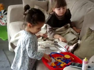Manon joue au docteur sur Capucine