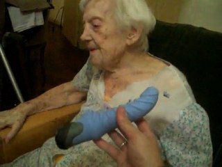Abuela recibe de regalo un masajeador pt2. Feb 2010