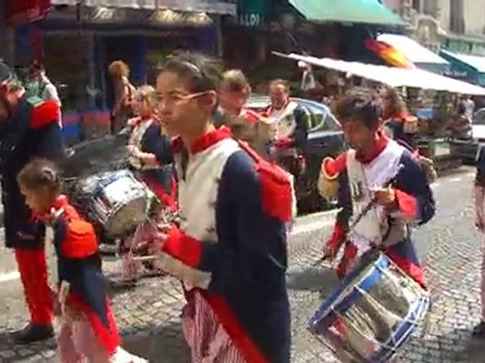 Montmartre - Abbesses 26.06.10 La Vachalcade (5) Poulbots