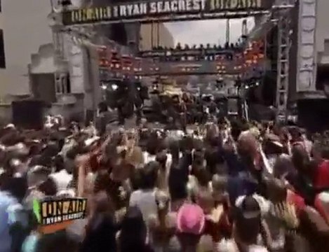 Avril Lavigne Live - Sk8er Boi at Ryan Seacrest 2004