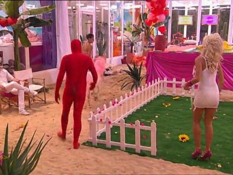 L'homme en rouge malmené