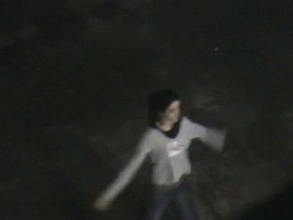 une jolie fille qui dance la tecktonik