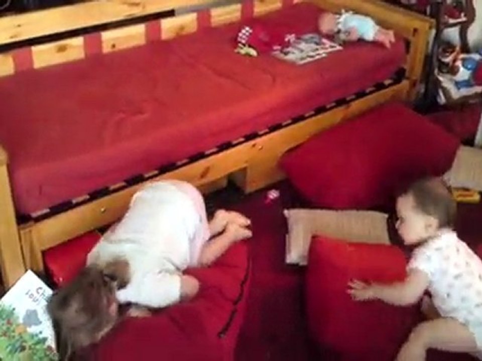 les enfants retournent le canapé