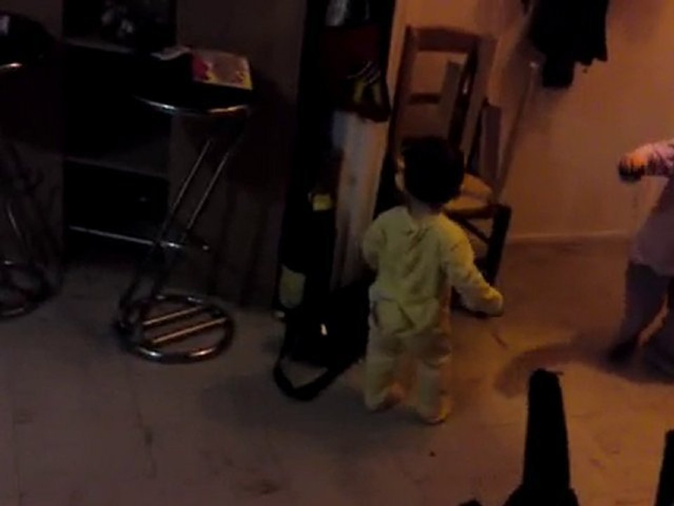 sarah & Elrick jouent dans l'entrée