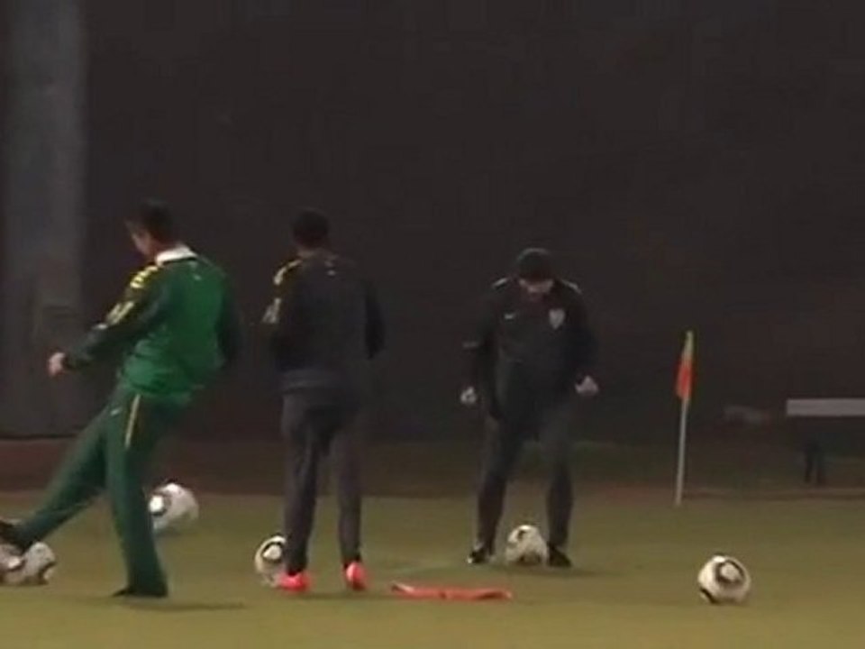 Robinho v Kaka Crossbar Challenge in Brazil training -  ...