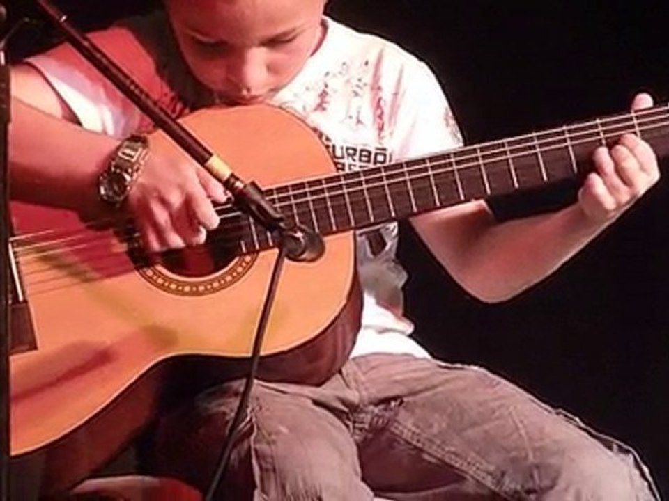 Mattéo à la guitare le 25 juin 2010