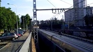 des trains  ter+ des trains TGV  qui s 'arréte au feu rouge et il redémarre au feu orange+train TGV à Lyon le 27/06/10