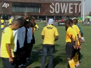 US team spreads love of football: Bryant