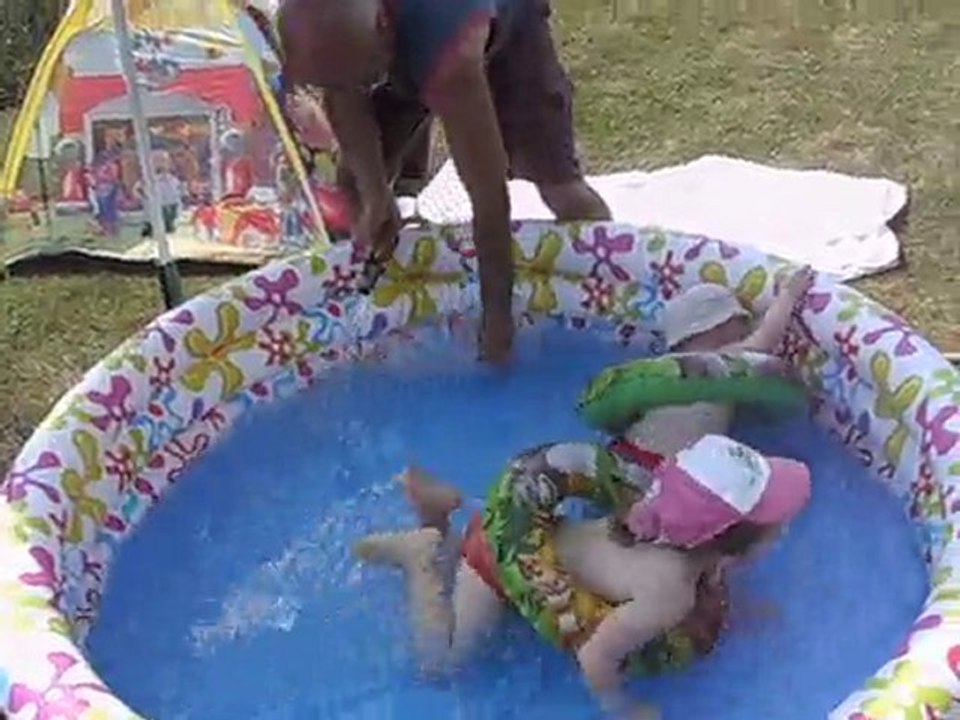 Kylian patauge dans la piscine avec sa cousine Océane