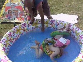 Kylian patauge dans la piscine avec sa cousine Océane