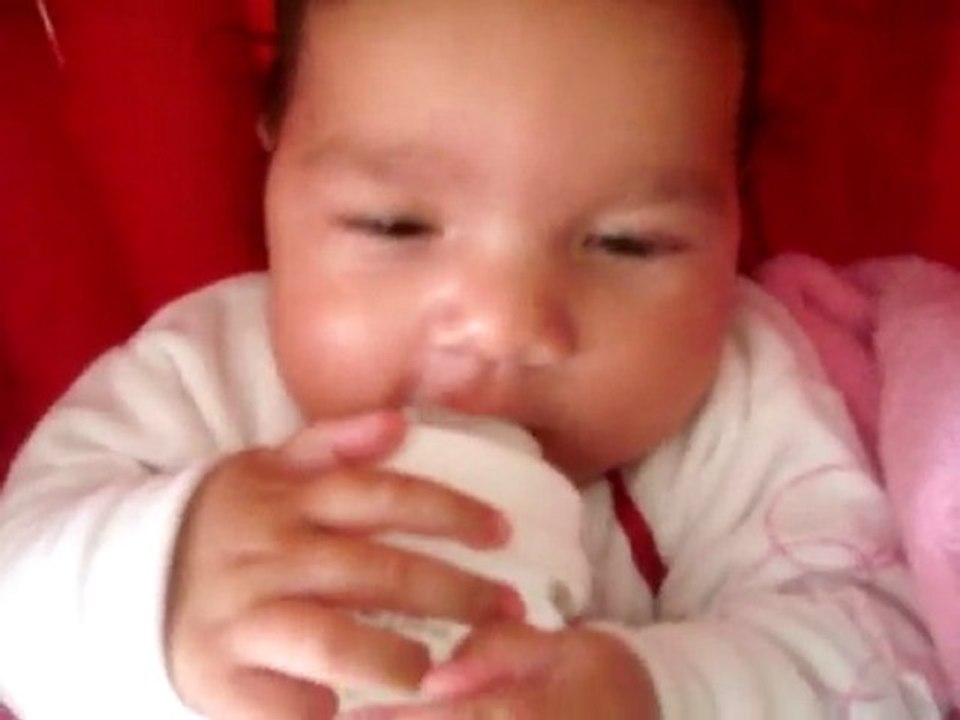 Juana 3 mois et demis tien son biberon toute seul
