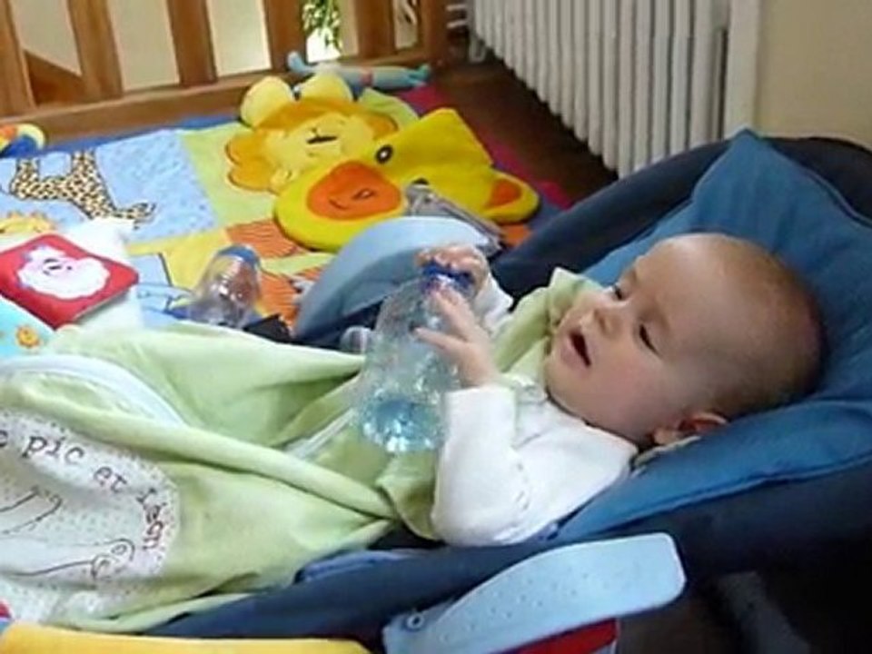 Bastien et sa bouteille d'eau pleine 28 juin 10