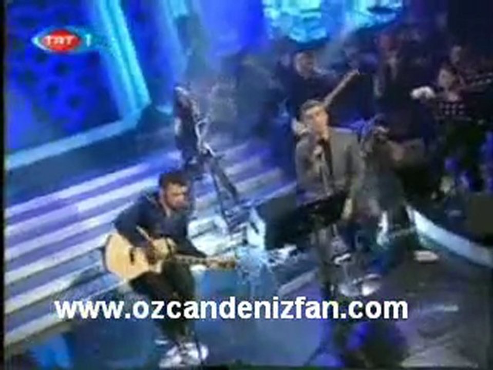 Özcan Deniz Emre Aydın Gülümse.