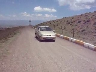 Erzurum Türbe Yolunda yokuşta boşta kendi kendinegiden araba