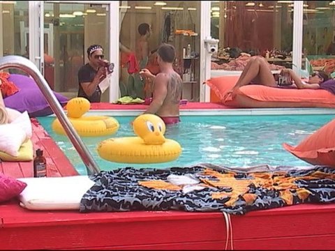 Flo, voleur de jouets !