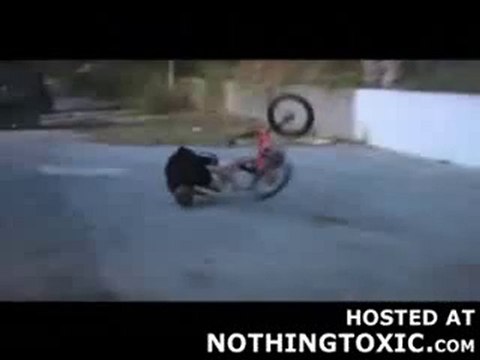 regis fait un jump en bmx