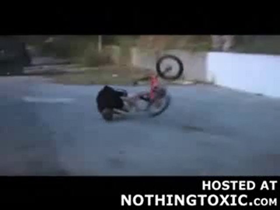 regis fait un jump en bmx