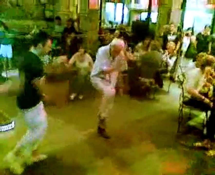 papy danse sur Lady gaga poker face