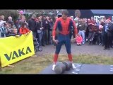Spider Man perde la gara di sollevamento pesi