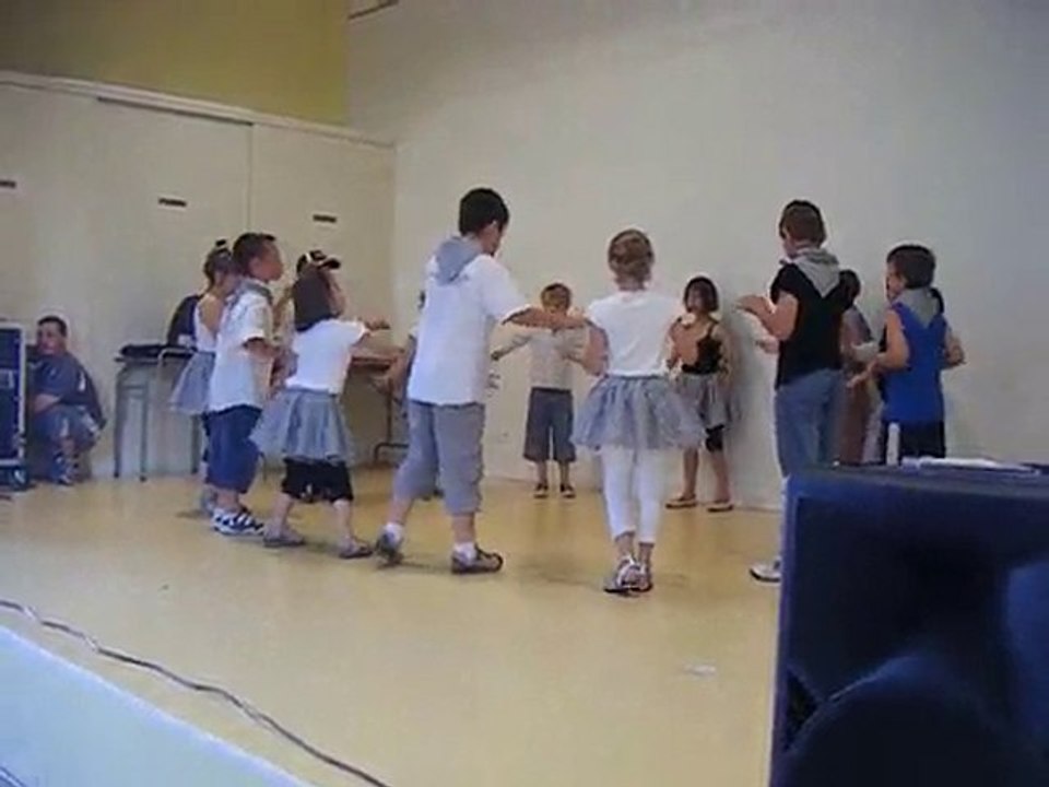 Spectacle du regroupement scolaire, danse Ce1