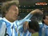 Gabriel Heinze se cogne la tête contre une caméra.