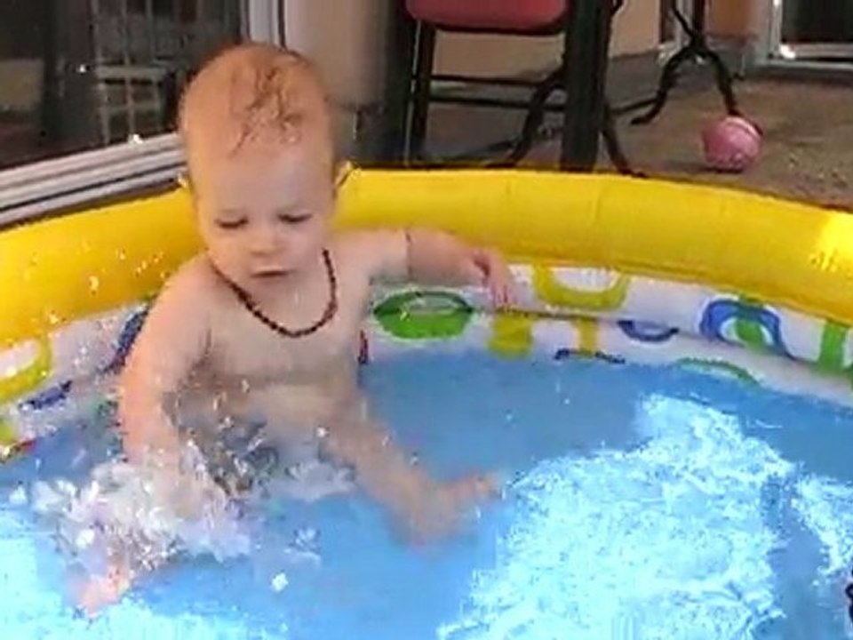 Dans la petite piscine