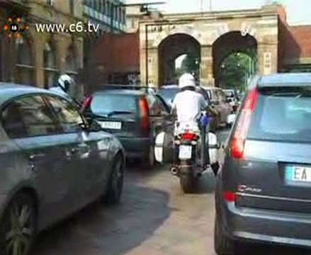 Multe 'a strascico'. In via Manzoni iniziano a fioccare