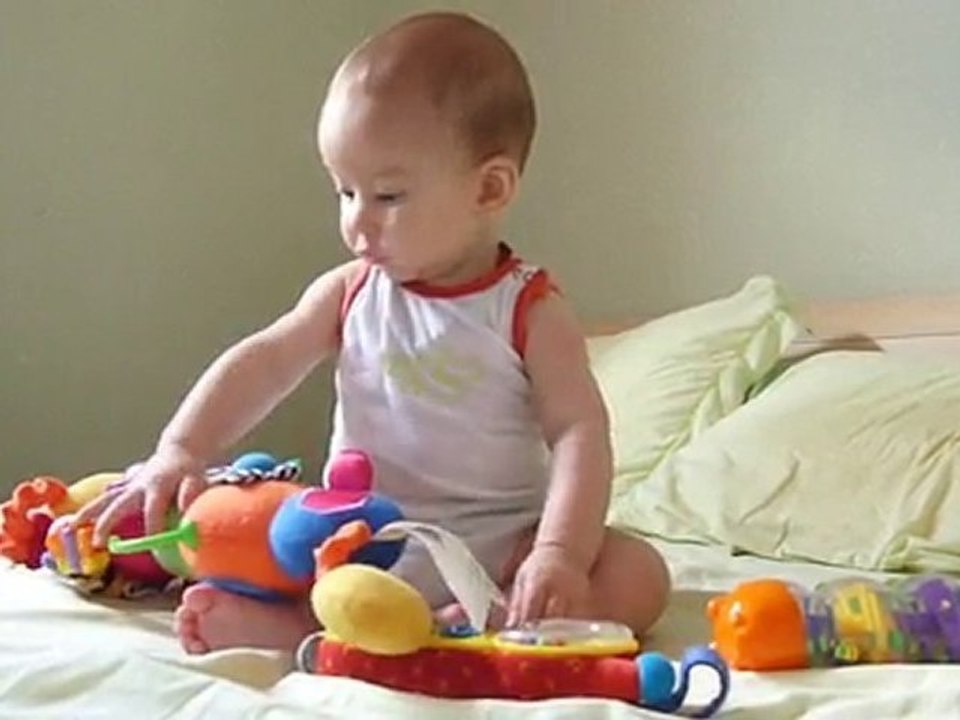 Enzo 7mois se tient assis