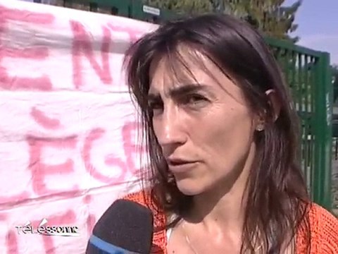 Les parents d’élèves au Collège Jean Moulin manifestent