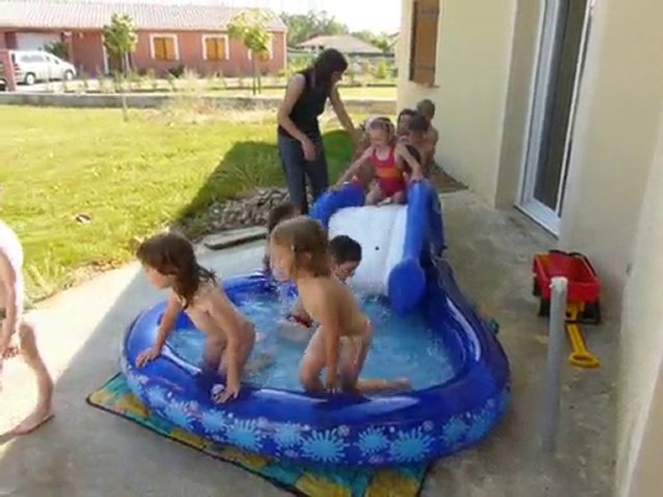 Juin 2010 - Anniversaire Lucile - tout le monde à la piscine