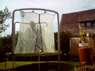 Alex danse justin biber sur le trampo