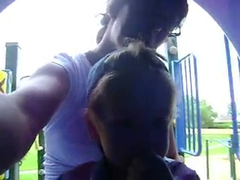 nathan et maman dans la glissade au parc