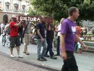 Decreto Bondi.Lavoratori Scala portano la bara della cultura