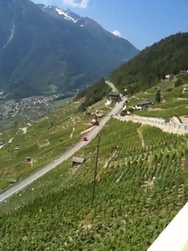Hélicoptère traitement de la vignes sur martigny suisse valais