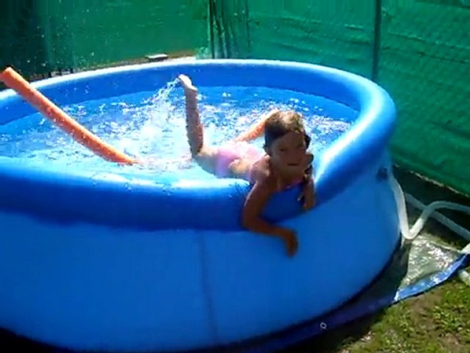 ma fille dans la piscine